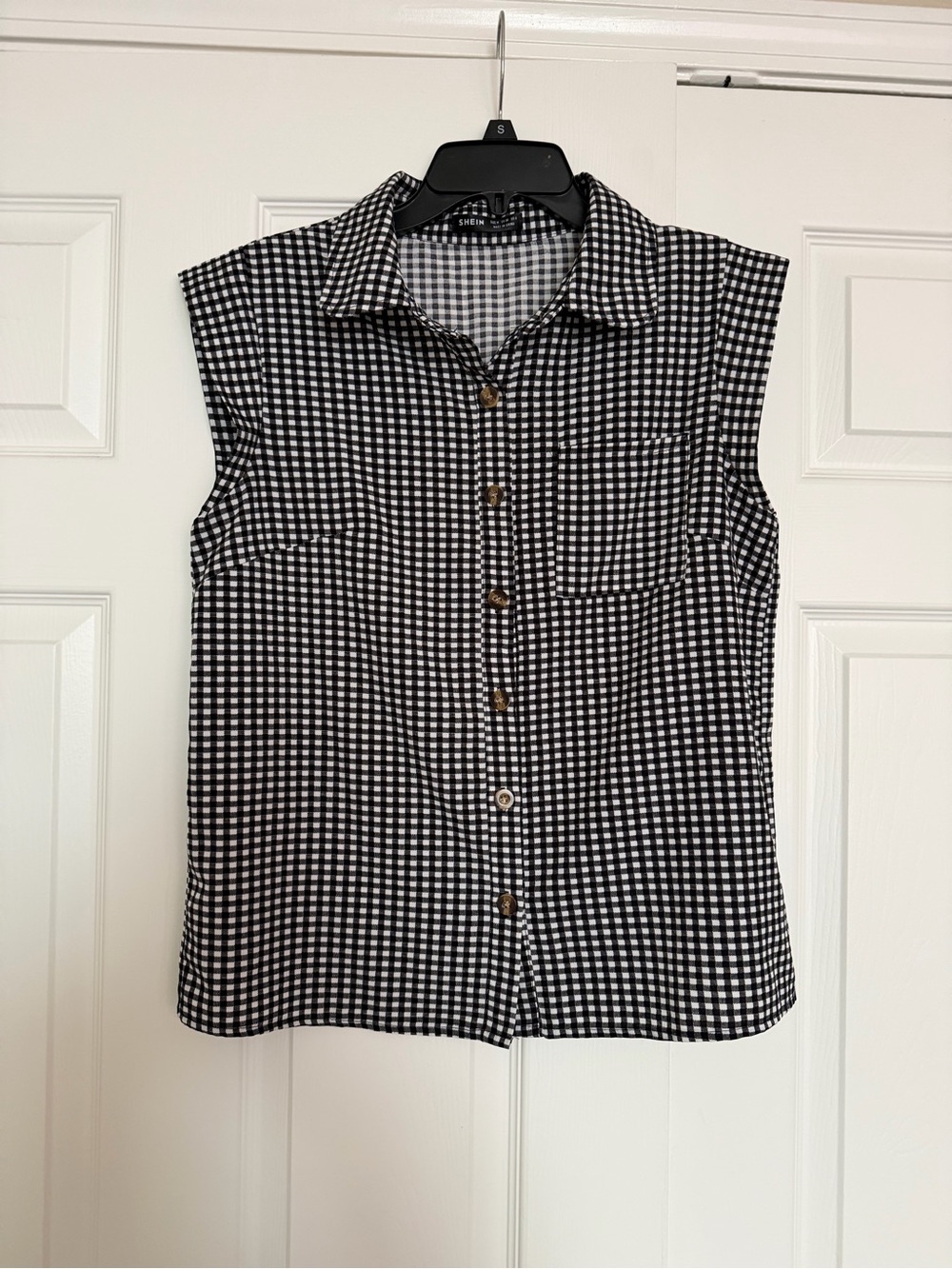 SHEIN Black & White Gingham Sleeveless Button-Down Shirt